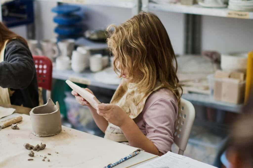 A young student in an arts class